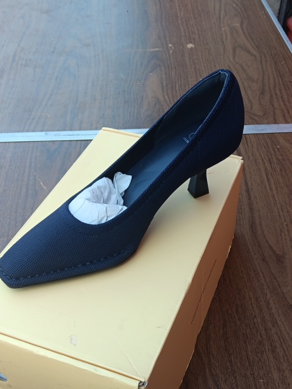 Pointed-Toe Navy Mid Heel Pump